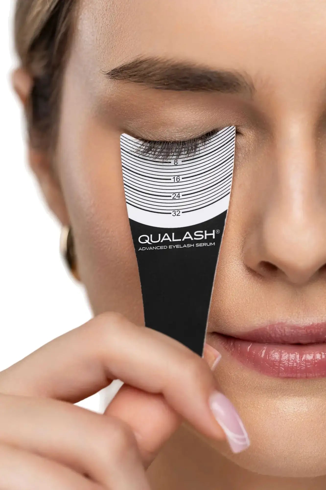 꾸준히 사용하면 보람 있는 인내 – QUALASH Advanced Eyelash Serum을 정기적으로 사용한 후 시간이 지나며 속눈썹이 자라는 과정을 보여주는 클로즈업