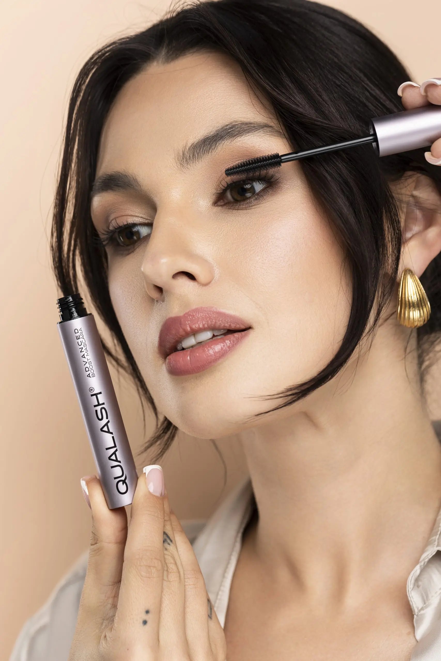 Smiling woman holding QUALASH Advanced Mascara Volume Max 사용 후 – 2단계