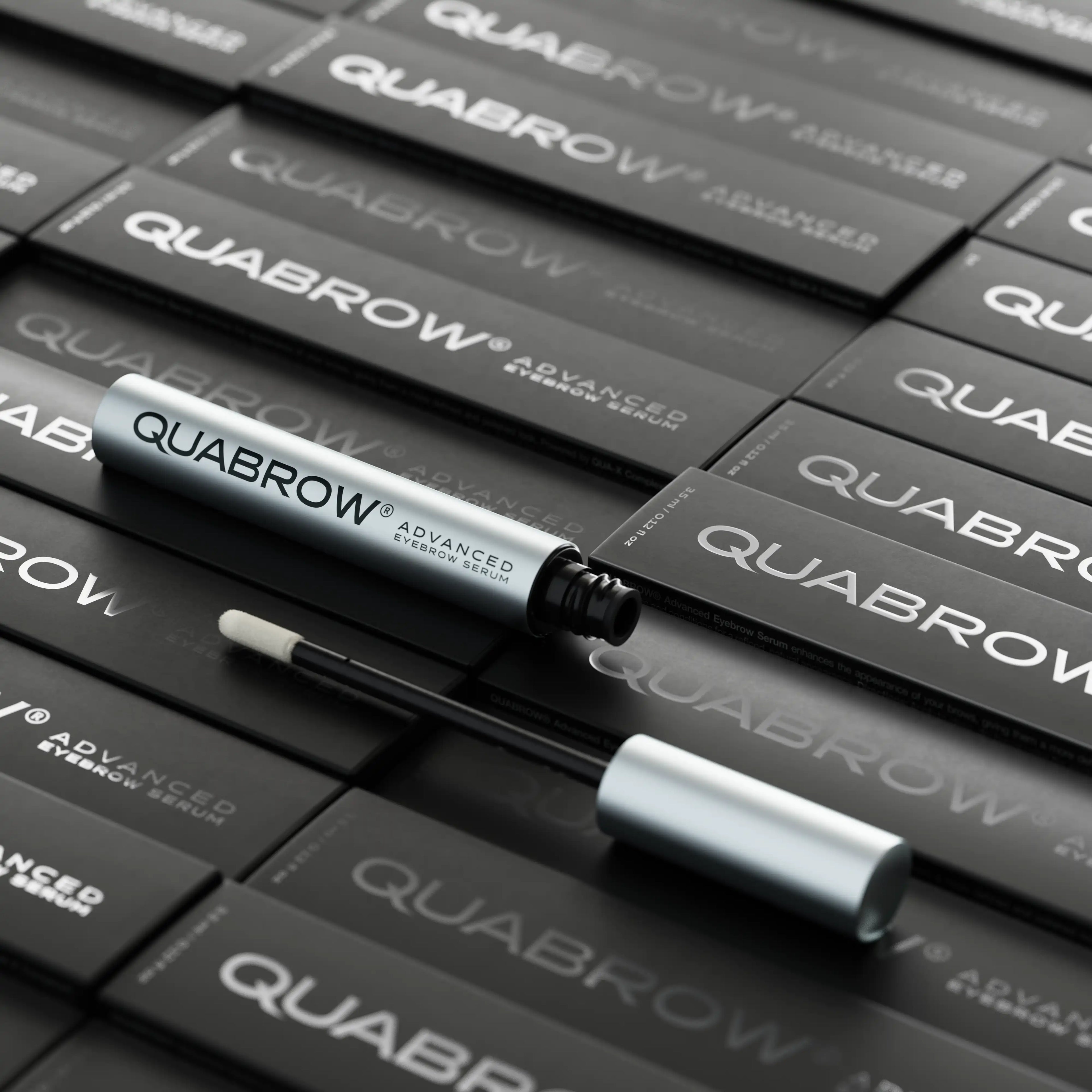 Quabrow Advanced Eyebrow Serum이 세련된 제품 패키지와 함께 전시된 모습