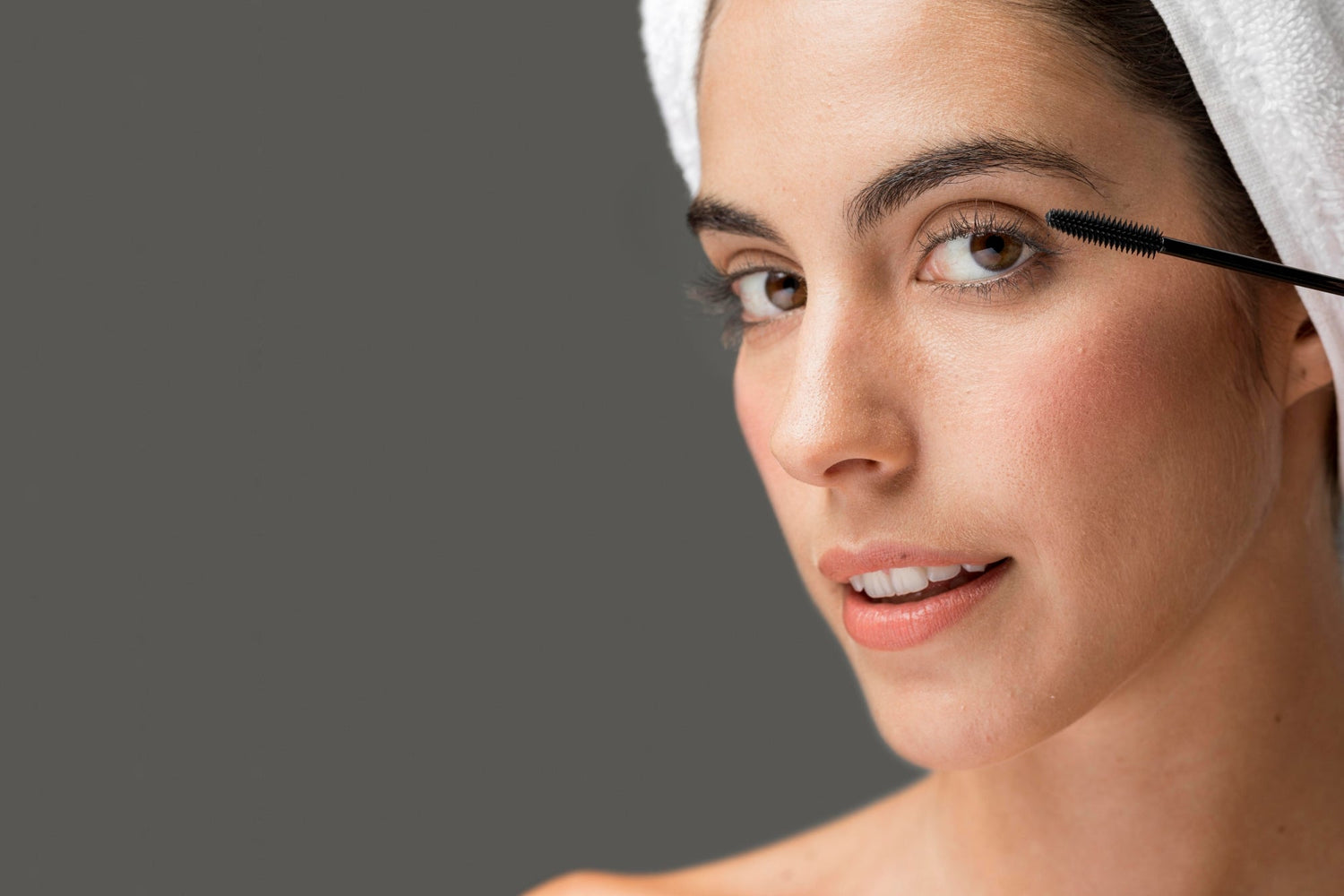 Mascara & Eyelash Damage: How Waterproof Formulas, Mechanical Curlers, and Rubbing Weaken Roots